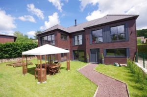 maison bois moderne et familial avec jardin