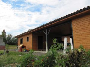 maison bois moderne et familial avec jardin