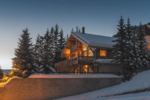 un chalet en bois familial enneigée