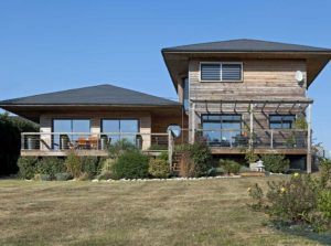 aménagement intérieur d'une maison bois moderne et familial avec jardin