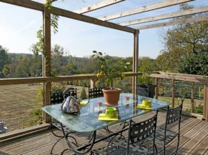 aménagement intérieur d'une maison bois moderne et familial avec jardin