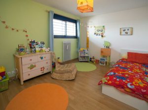 aménagement intérieur d'une maison bois moderne et familial avec jardin