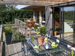 aménagement intérieur d'une maison bois moderne et familial avec jardin