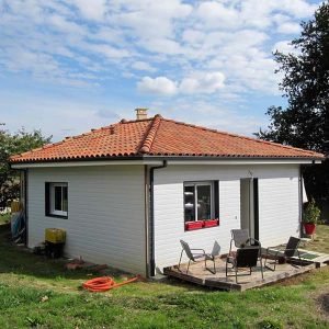 maison ossature bois moderne avec jardin et piscine