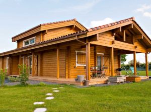 maison bois familial avec jardin
