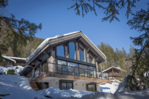 chalet bois moderne et familial dans les montagnes