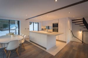 aménagement intérieur d'un chalet bois moderne et familial dans les montagnes