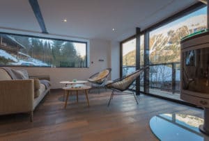 aménagement intérieur d'un chalet bois moderne et familial dans les montagnes