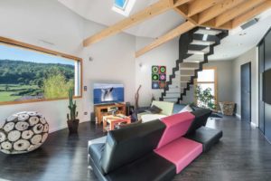 aménagement intérieur d'une maison bois moderne et ronde