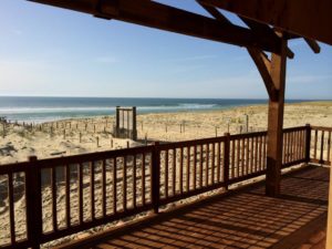 maison bois moderne et familial à la plage