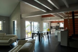 aménagement intérieur d'une maison bois familial avec jardin