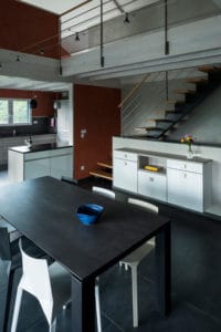 aménagement intérieur d'une maison bois familial avec jardin