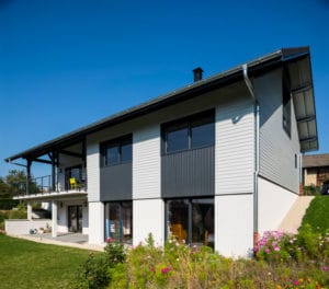 maison bois familial avec jardin