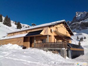 chalet en bois moderne dans les montagnes
