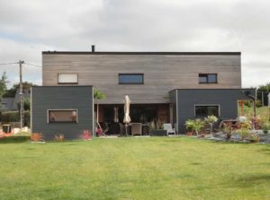 maison bois familial avec jardin