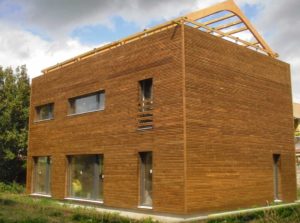 maison bois familial avec jardin