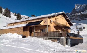 chalet en bois moderne dans les montagnes