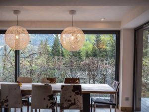 aménagement intérieur d'une maison bosi familial avec jardin