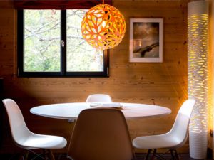 aménagement intérieur d'une maison bosi familial avec jardin