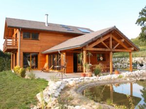 maison bois familial avec jardin