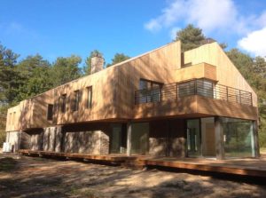 maison bois familial avec jardin