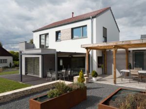 maison bois familial avec jardin