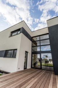 terrasse d'une maison bois moderne avec jardin