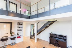 aménagement intérieur d'une maison bois moderne avec jardin