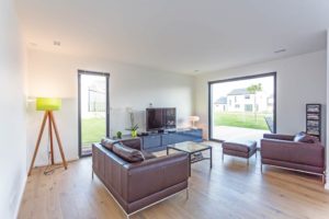 aménagement intérieur d'une maison bois moderne avec jardin