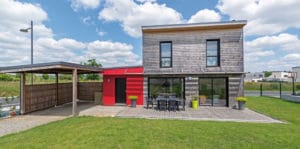 terrasse d'une maison bois familial avec jardin