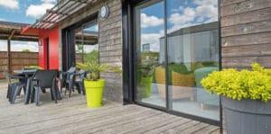 terrasse d'une maison bois familial avec jardin