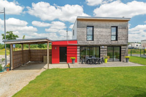 terrasse d'une maison bois familial avec jardin