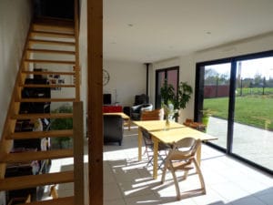 terrasse d'une maison bois familial avec jardin