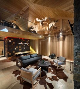 aménagement intérieur d'un grand chalet de luxe en bois en Ukraine