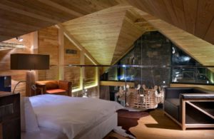 aménagement intérieur d'un grand chalet de luxe en bois en Ukraine