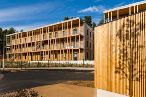grande immeuble en bois