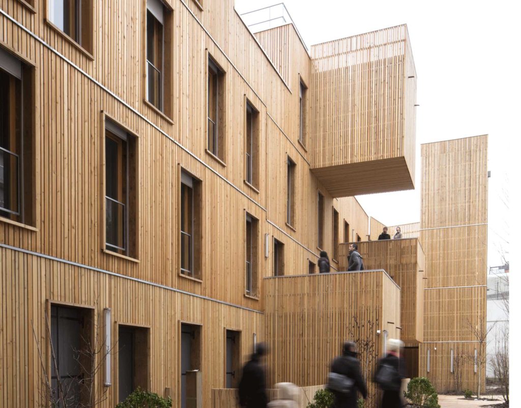grande immeuble en bois