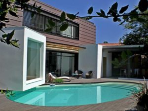 maison bois avec piscine et terrasse en bois