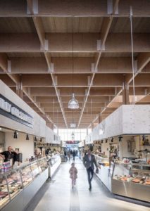 L'intérieur d'une halle de marché provisoire en bois © Metsa Wood