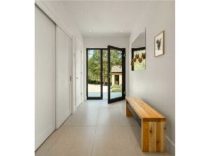 aménagement intérieur d'une maison bois moderne avec jardin
