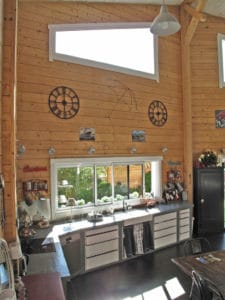 aménagement intérieur d'une maison bois traditionelle avec jardin