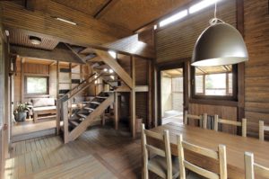 séjour et escaliers en bois