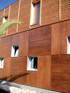 bardage d'une maison bois classique avec jardin