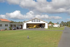 garage d'une maison bois familiale moderne à Biscarrosse