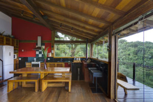 aménagement intérieur d'une maison bois avec jardin en Brèsil