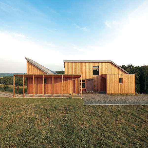 une maison bois asymétrique et moderne dans le gers