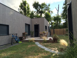 maison bois familial avec jardin