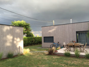 maison bois familial avec jardin