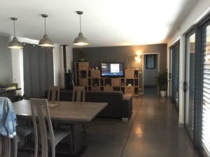 Aménagement intérieur d'une maison bois familial avec jardin