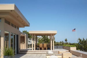 terrasse en bois avec joli vue d'une maison bois moderne aux États-Unis